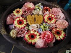 戸塚煎餅店の花手水
真ん中に足袋の形のお煎餅が浮かんでる
行田は足袋の街でもあるので、こちらで足袋の形のお煎餅なども売ってます