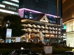 「新歌舞伎座」を再現した腰巻建築の「ホテルロイヤルクラシック大阪」。
