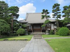 最初に訪れた、寺町の最も西に建つ妙高寺。
広い境内と境内に植えられた芝や松、枝垂れ桜が落ち着きを感じさせてくれました。