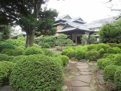 つつじ園が美しい妙壽院。
きれいに手入れされたつつじ園が印象的な寺です。落ち着きある山門をくぐった先にある参道沿いには、寺の庭とは思えないほど立派なつつじ園や竹林が造られ、その奥には和風建築の趣ある客殿が建っています。つつじ園には大きな石灯籠も置かれ、向かいには宮沢賢治の雨にも負けずの詩碑や、300年以上前に鋳造された梵鐘も大切に保管されています。つつじの季節に訪れたくなる寺です。