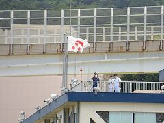 右舷の建物の屋上から、手を振って下さいました。
