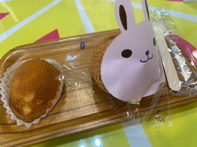 シュークリームとレモンケーキ<br />このレモンケーキがあっためるとおいしくて、家にも買って帰りました！