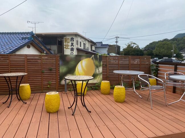 お店の外のイスもレモン