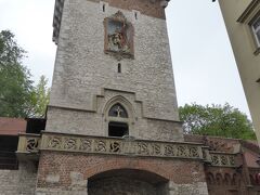 くぐった後に見るフロリアンスカ門。
1300年に建設されたとのことです。