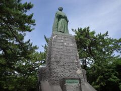 高知到着。
空港でタイムズレンタカーを借りて桂浜へ来ました。
まずは龍馬像にご挨拶。