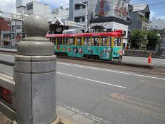 高知市内へ移動。はりまやばしへ到着。
早速土佐電がお出迎えしてくれる。
路面電車の走る街の景色は風情があって素晴らしい。