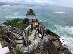 海岸を歩くことしばし、海津見神社（竜王宮）。
故郷特急便のワンシーンと同じアングルで。