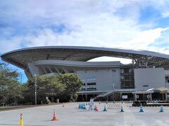 自宅から車で15分くらいで「埼玉スタジアム2002」に到着。
「TOKYO オリンピック2020」のサッカーの試合でも使われたスタジアムですが、実はここも『見沼田んぼ』の片隅に入っていたんです。知りませんでした。
そういえば、20年前にスタジアムができた頃、周囲の田んぼのあぜ道で毎春「セリ」を摘んでいました。

スタジアムの外は、試合やイベントなどでスタジアムが使われていない時は、「埼玉スタジアム2002公園」として、解放されているんです。サッカーコートやフットサルコートなどは有料ですが、それ以外は、駐車場も含めて無料開放されています。