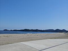 帰る途中　野蒜の浜を偵察します
ここは　会社の夏休みに
ウインドサーフィン部のみなさんに　誘われて
練習を　見ながら
浜辺でBBQ をしたっけな

あの時は　ウインドサーフィンを自分がやるようになるとは
夢にも思わなかったなぁ
そういえば2年近くも　ウインドサーフィン乗ってないな
早く乗りたいなぁ
30年近く前の思い出から　色々考えました

今もこの辺は　海岸の工事中です
10年たっても　津波の傷跡は深いようです
いい感じの　風が吹いてますが
ウインドサーフィンは　一艘も出てませんでした