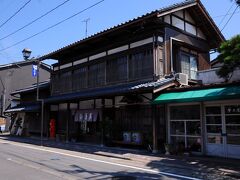 味匠喜っ川の隣に建つ益甚酒店にも立ち寄る。
その建物は、昭和９年に建てられたもので、国の登録文化財だそうだ。
益甚酒店は、以前酒蔵だったそうだが、戦争末期に、他の１３の酒蔵と合併させられ、現在の大洋酒造となったとのこと。
現在は、『太洋盛』などの大洋酒造の酒を販売する酒屋となっていた。