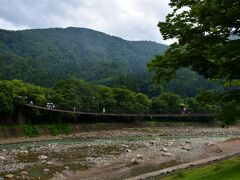 続いて今日のハイライト、白川郷に来ました。
五箇山からは30分くらいです。
あいにく小雨が降ってきてしまいましたが、駐車場からつり橋を渡っていきます。