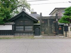 マップを元に散策を開始します。
真田家の重臣小山田家住宅。
国登録有形文化財だそうです。