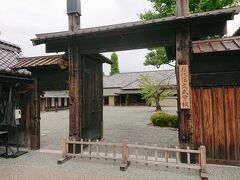 反対側には松代藩文武学校の入り口。
入場料は500円だったかな？
いろいろ入場料が高いので、今回有料施設には入りませんでした。