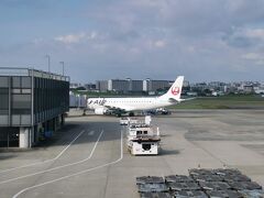 久しぶりに伊丹空港にやってきました。3月の福岡出張以来になります。さくらラウンジから私達の乗るエンブラエル190が見えました。