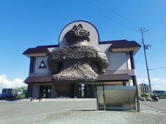 高山稲荷神社を出て、五所川原に向かいます。途中、土偶の駅舎で有名なJR木造駅に寄ってみました。なかなかの迫力です。