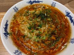 ちょうどお昼時。

福岡空港の「まくり」の酸辣湯麵。

安定的なおいしさ。