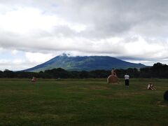 まずはニセコ方面☆
羊蹄山（ようていざん）☆雲がかかっていて、天気は微妙。笑

通称、蝦夷富士（えぞふじ）☆