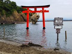 というわけで、日を改めて、江差町「かもめ島」
瓶子岩と鳥居☆

むかーしむかし、不漁だった時に神の水とやらを海に注いだ瓶が、そのまま岩になったという話です。
その後、豊漁になったとさ。笑