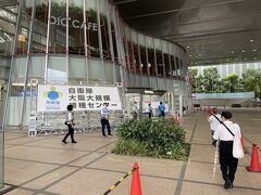 2021年8月。
本当は、自宅近くの医療機関でできれば良かったのですが、年齢制限やワクチン不足で打てなかったので大阪国際会議場の「自衛隊 大阪大規模接種センター」で1回目のコロナワクチン接種へ！
この日の数日前にやっと予約が取れました。
スムーズに進んで30分ぐらいで終了。
センター内では、至る所に制服を着た自衛官幹部が立っており問診をして頂いたお医者さんも防衛省の自衛官でした。
何で国の大規模接種は、管轄の厚生労働省ではなく、防衛省自衛隊なのか疑問ですね。
接種は痛みもないですが、１時間ぐらいすると腕の痛みが出てきて筋肉痛のような症状が2～3日続きます。

4週間後、2回目も無事にワクチン接種完了です。
心配していた高熱などの副反応のなかったです。

2022年にフランスへの旅行を考えており、ワクチン接種済みなら日本から到着後に自主隔離のなしと改善されても帰国の時は、まだまだ正直難しいのかも…