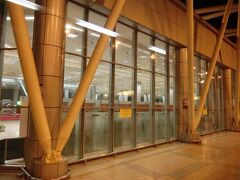 来るときには気付きませんでしたが、空港入り口ゲートの前には土嚢を積み上げた機関銃座が左右にあり、陸軍の兵士がそれぞれの銃座に数人ずつ配置されていました。
空港は重要な軍事拠点です。旅行の前年（2018年）にはカイロ市内で爆弾テロ事件が発生しているため、空港は軍隊が警備しているんですね。
でもゲートの中や空港ターミナルビル内で軍人を見かけることはありませんでした。
さてカイロ国際空港はとてつもなく広い。空港ターミナルビルに到着するまでがとにかく遠いんです。
本当に広いのにビックリしました。こうして無事ターミナルビルに到着しました。