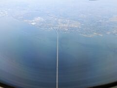 ふと目を覚ますと飛行機は関西上空から大阪湾らしき所を飛んでいた。
窓の外に目を向けていたら明石海峡大橋と淡路島が見えてきた。
写真は明石海峡大橋の真上をズームにして写した写真。
