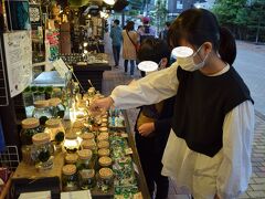 そしてお宿の前にはお土産屋さんが立ち並びます。今回の旅、娘にはまりもを見て、まりもを買って帰る目的がありました。いつくかのお土産屋さんで吟味し、お気に入りのまりもを購入です。