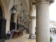 中央広場まで戻ってきました。
織物会館の長い外廊下にはテーブルが置かれ、食事をしている人々も見られました。