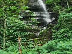 渓流の眺めだけでなく、周囲の山からこうした滝となって水が流れ込んできます。こちらは「九段の滝」です。