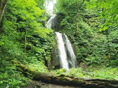 こちらは「雲井の滝」です。大きな滝です。ここは車を停めるスペースがあるので、車で見に来ている人がいました。