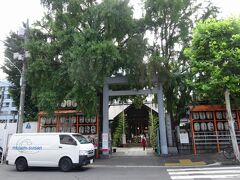 　波除稲荷神社へ、ほぼ２年ぶりの参拝。我が子が入院治療を繰り返していた頃はよくお参りに来ていました。
　通院になってからのお参りははじめて。無礼を詫びつつ、今日の診察の無事をお祈りさせてもらいました。
