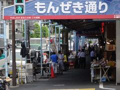 　もんぜき通りも、ご覧の有様。外出自粛も、県をまたいだ不要不急の移動の自粛も守られておらず、結果としての第５波という印象を持っていましたが、築地に関する限りは「緊急事態」でした。
　もっともこれだけ人流が減っているのに、感染爆発が続いているというのは、それはそれで悩ましい事態です。
