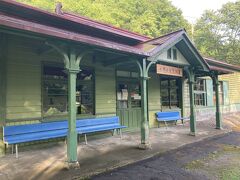 橋を渡ってすぐに、旧駅舎（神居古潭駅）に到着。