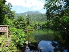 阿寒湖温泉の一つ手前の滝口で下車すると、目の前が雄阿寒岳の登山口。阿寒湖が見えました。