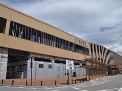 　新高岡駅です。
　新高岡駅のコンビニでおにぎりを買って食べて、乗りつぶし再開です。