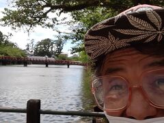 学橋をバックに自撮り。