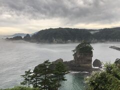 これが三王岩！

三陸復興国立公園にある数多い奇岩景観の中にあって最も圧巻で、高さ50メートルの通称男岩の両側に女岩、太鼓岩が寄り添い、真下に立つとまさに圧倒されんばかりの壮観さがあるとのこと。