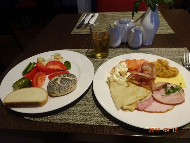 ホテルのレストランで朝食を食べます