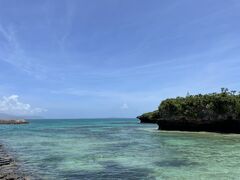 新城島（上地島）の港です。
海の色が凄く綺麗な港です。