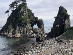 3日目は久慈の小袖海岸線にある海女センターやNHK朝ドラのあまちゃんのロケ地巡りでやって来たら、いきなり珍しい岩を発見！