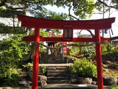 鮮やかな朱色の松栄神社。