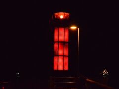 高松港のシンボル「高松港玉藻防波堤灯台　せとしるべ」
ガラスでできている灯台なんだそうです。

 