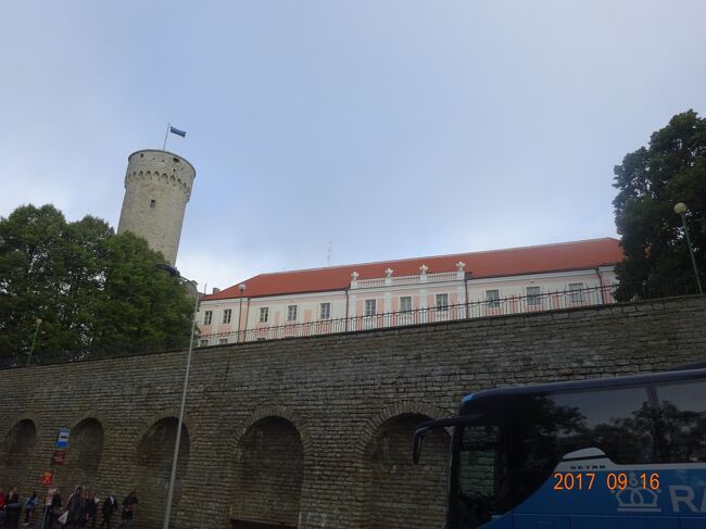 右に見える建物は国会議事堂です