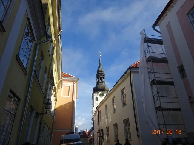 旧市街地を散策しながら観光します<br />聖母マリア大聖堂が見えてきました