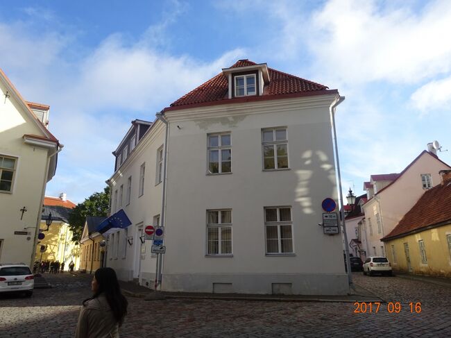 タリンの展望台に向かって歩いていきますと、まるで迷路のように色々な形をした建物が点在しています