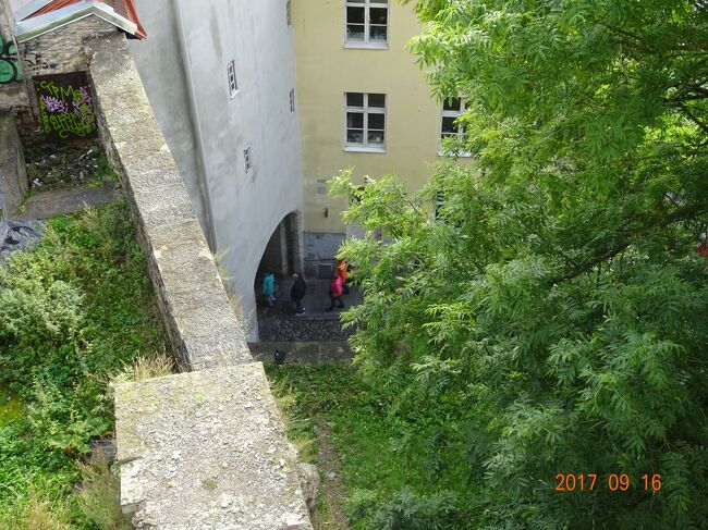 下に見える門をくぐって進んでいきます