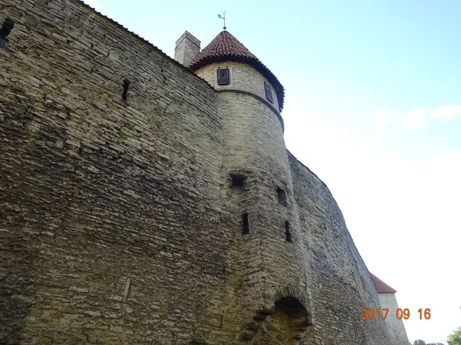 見事に残っている城壁の中に入っていきます