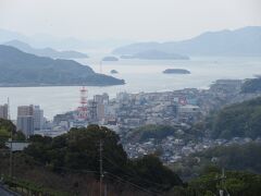 尾道の町と向島としまなみ海道で結ぶ瀬戸内海の島々が見えます。

