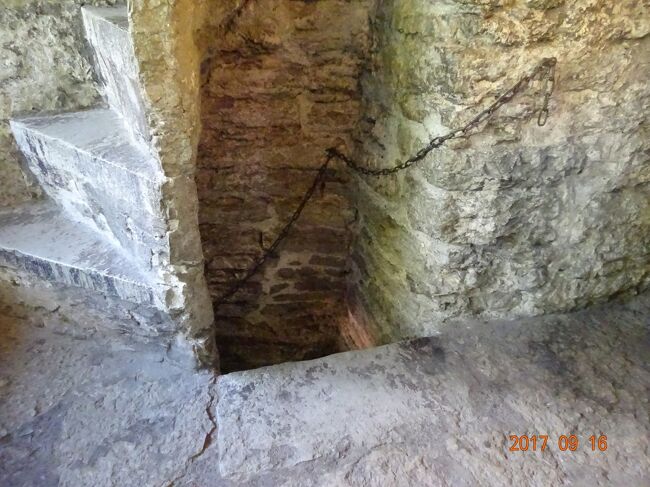 石をくりぬいたトンネルの中を登っていきます