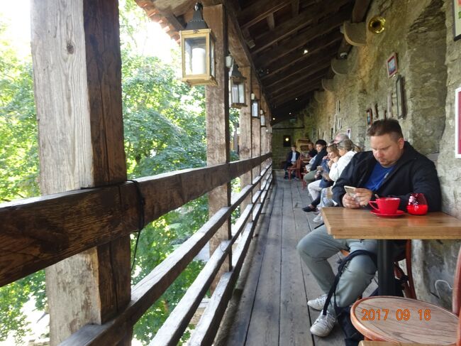 細長くテーブルが置いてあります