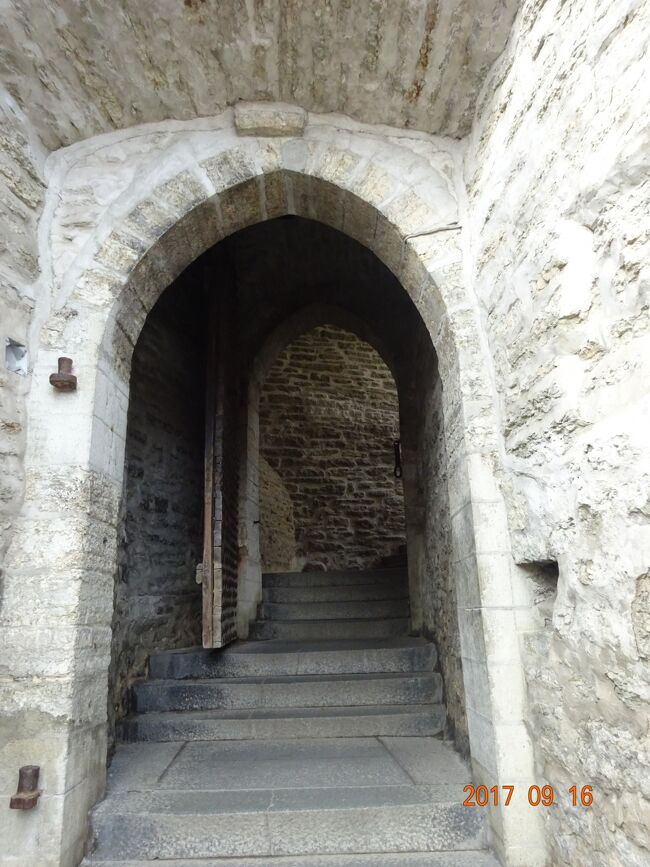 この石門をくぐって下に降りていきます